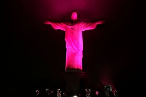 O monumento do Cristo Redentor recebe iluminação rosa. O evento faz parte da Camapnha Nacional de Prevenção do Câncer de Mama.